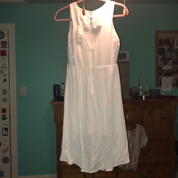 White dress - Picture 3 of 4
